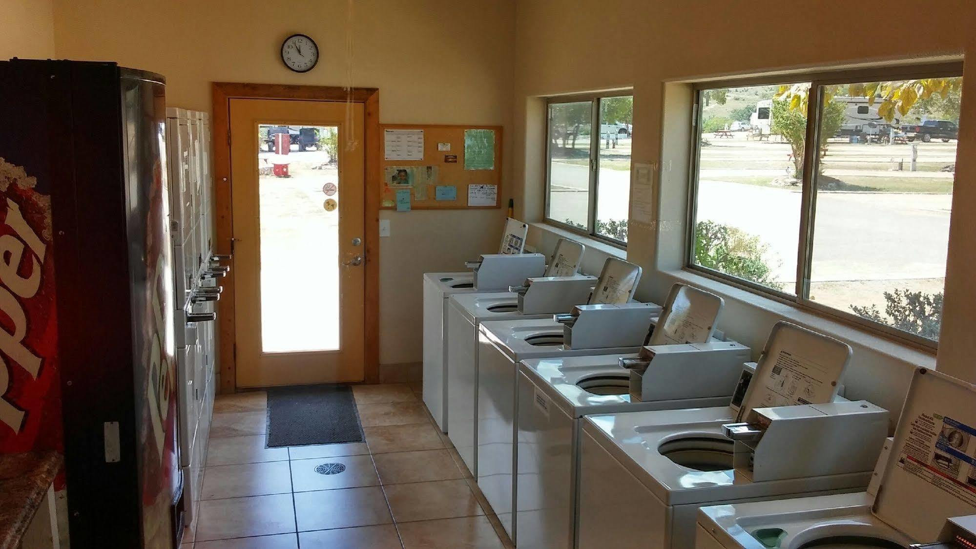 Waring Top Of The Hill Rv Resort & Cabins מראה חיצוני תמונה
